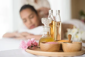 Cửa hàng làm móng và spa của chúng tôi được trang bị đầy đủ các sản phẩm chăm sóc móng tay và móng chân chất lượng cao. Với các dịch vụ chăm sóc da và massage thư giãn, chúng tôi sẽ đem đến cho bạn một trải nghiệm thư giãn tuyệt vời.